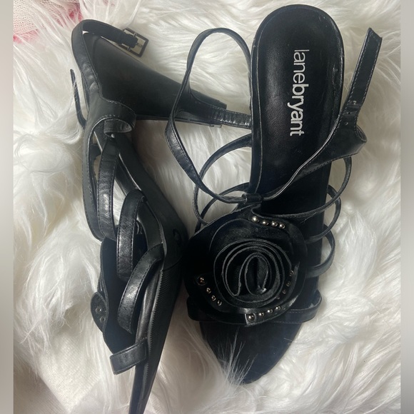 Women’s size 10 black high heels- cute flower and straps - Picture 2 of 4